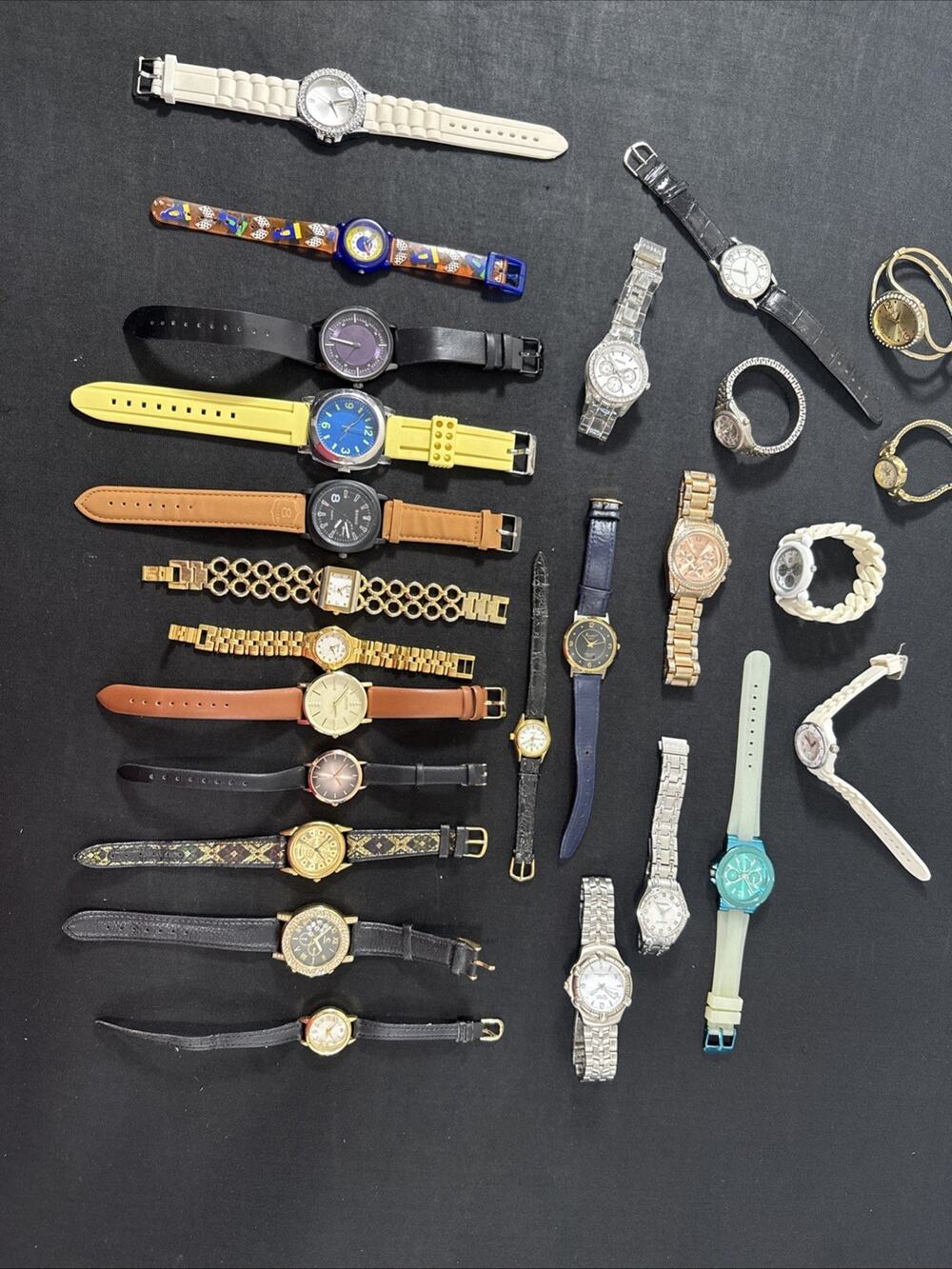 (A2) Bulk Lot Of 25 Watches Vintage And Modern Running On New Batteries!